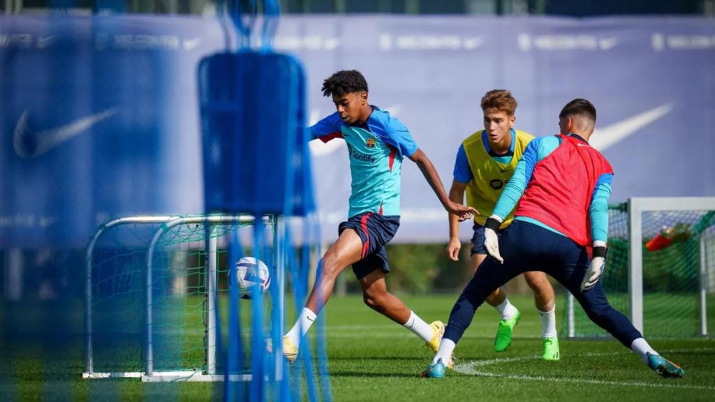 Lamine Yamal, canterano del Barça, durante un entrenamiento del primer equipo / FCB