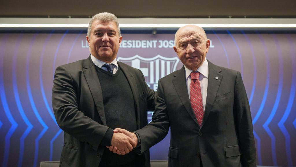 Laporta estrecha la mano de Nihat Özdemir, presidente de Limak Holding