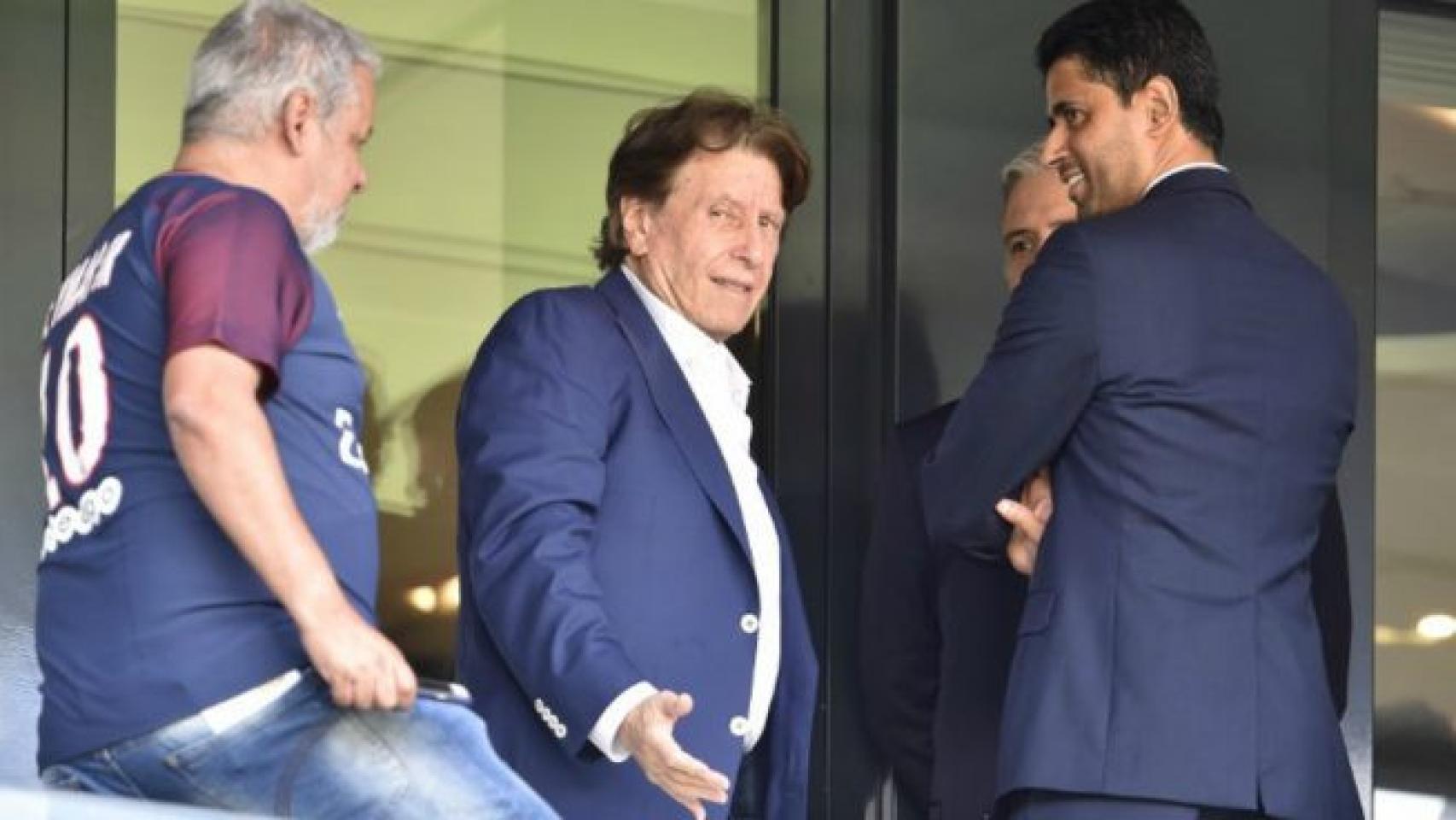 Pini Zahavi en el palco del PSG junto a Nasser Al-Khelaifi / EFE