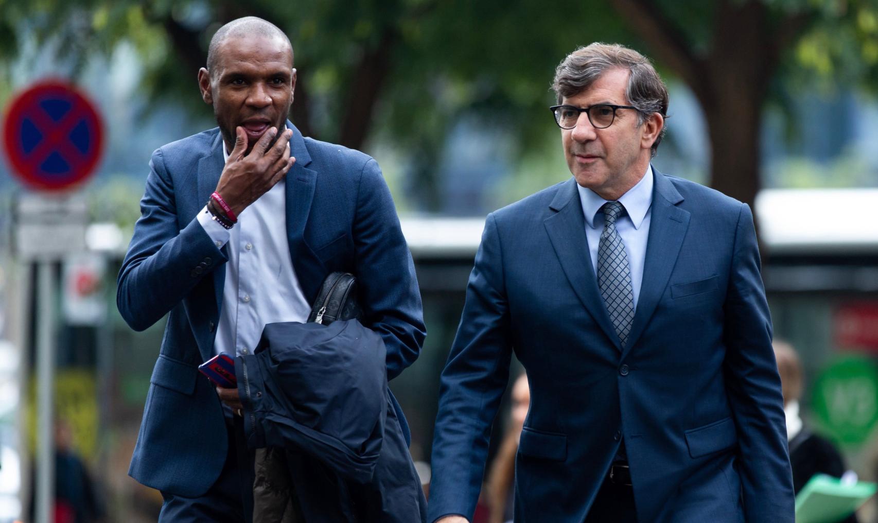 Eric Abidal llega a los juzgados de Barcelona junto a su abogado, Carles Monguilod