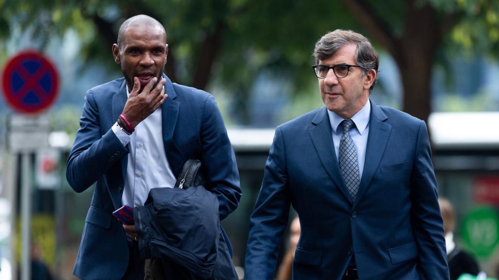 Eric Abidal llega a los juzgados de Barcelona junto a su abogado, Carles Monguilod / EFE