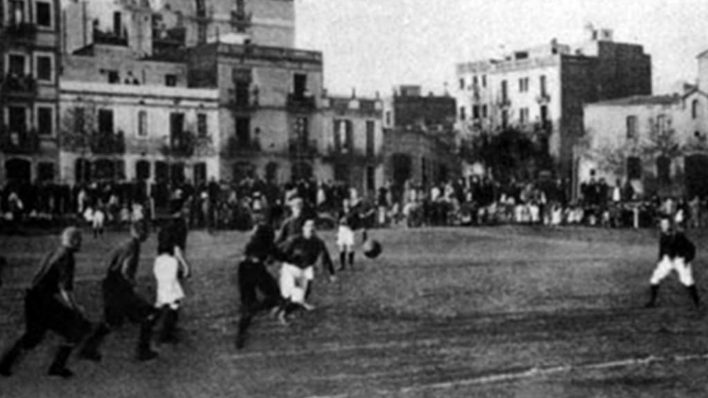 Partido de fútbol en el campo de la calle Muntaner / LOS DEPORTES