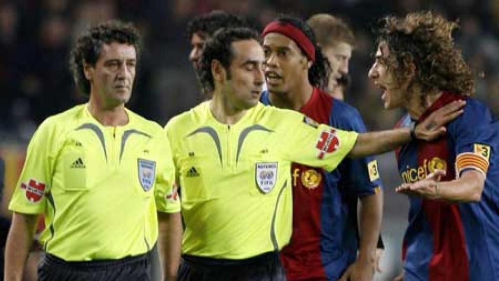 Iturralde González en un partido del Barça