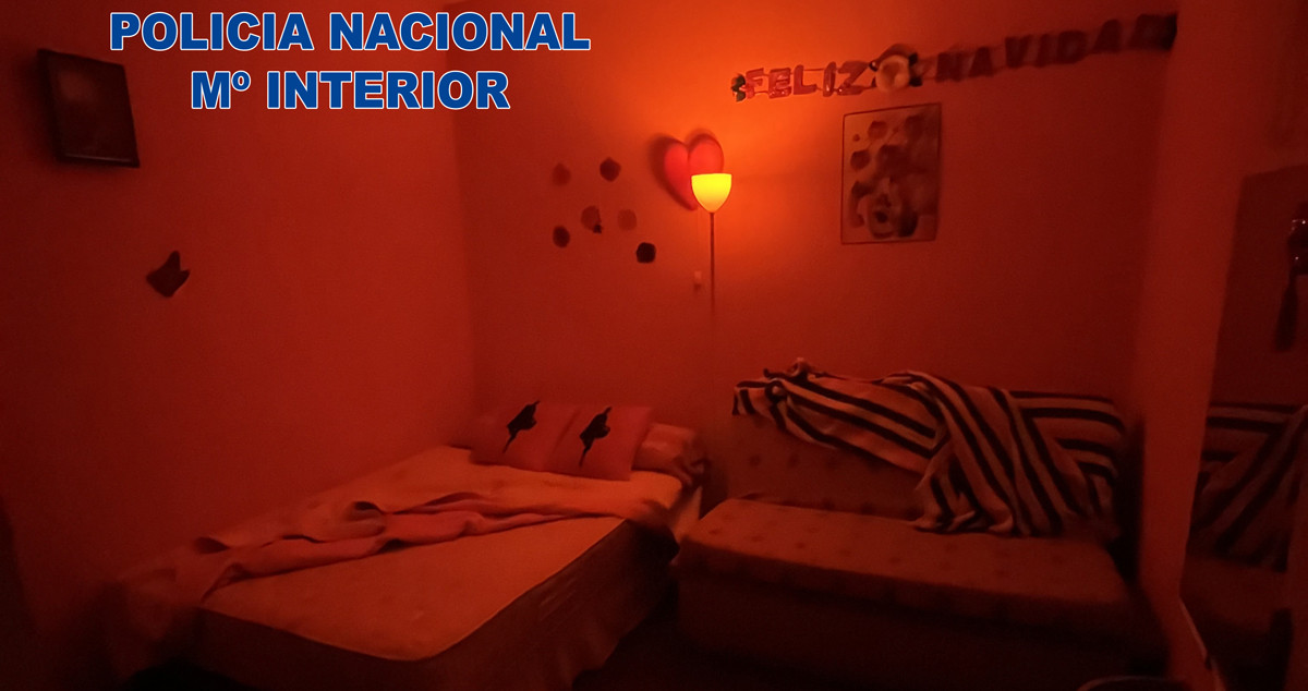 Una de las habitaciones en las que las víctimas eran obligadas a ejercer la prostitución / CNP