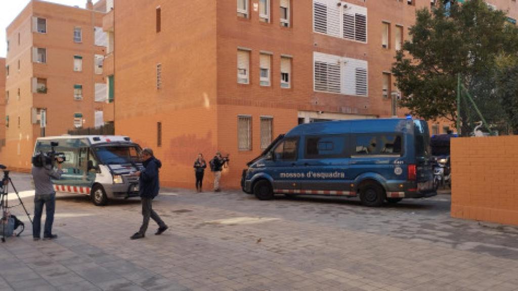 El desahucio de un piso ruso okupado por ucranias en Sant Adrià de Besòs / VR - CG