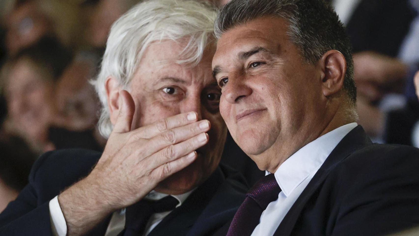 El directivo Josep Cubells susurra al oído del presidente Laporta en la Final Four de Belgrado / EFE