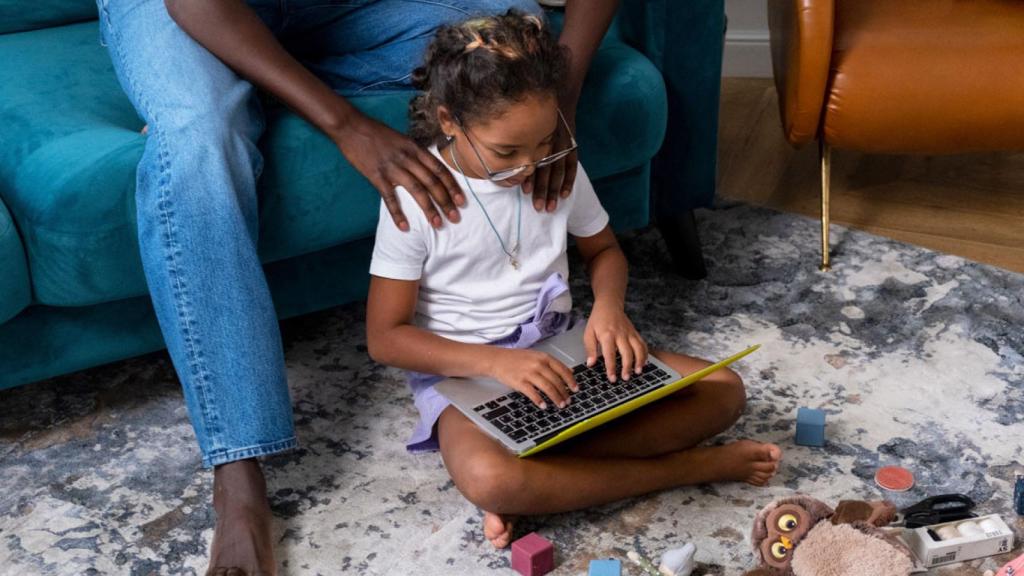 Imagen de una niña conectada a una tableta / Pexels