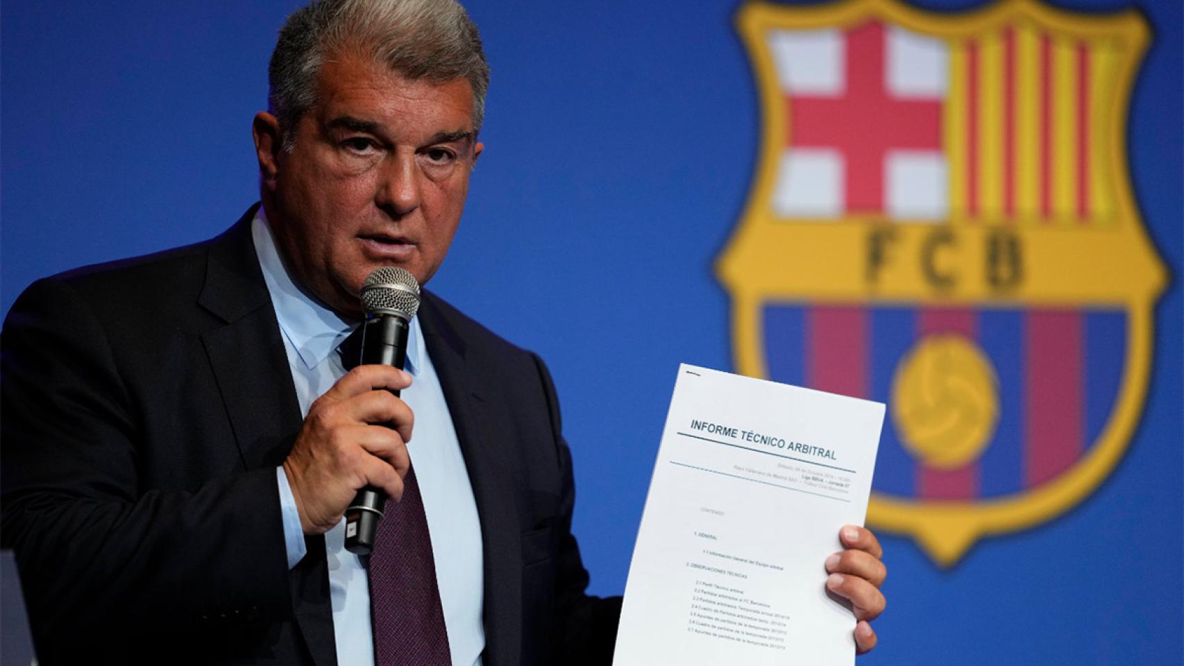 Laporta, mostrando uno de los informes técnicos que preparaba Negreira para el Barça / REDES