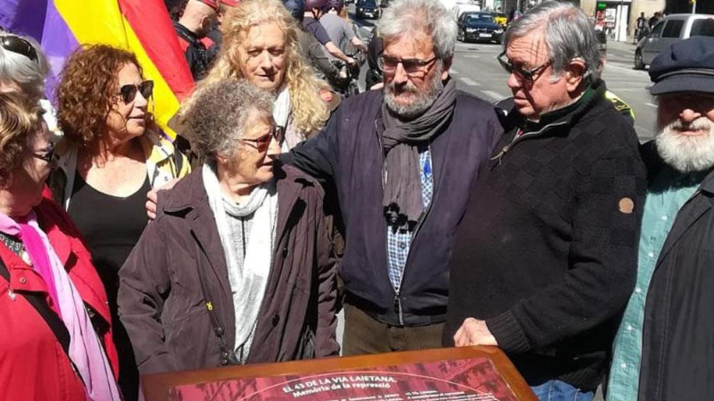 Carles Vallejo junto a la placa memorial de Via Laietana 43