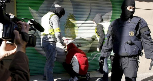 Los Mossos d'Esquadra durante un registro que efectuaron el 2010 en el marco de la operación contra los Casuals / EFE