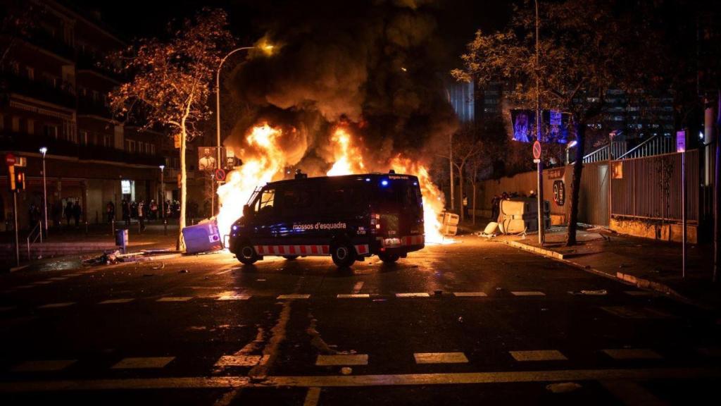 Incidentes tras la manifestación convocada por Tsunami Democratic por el partido entre el FC Barcelona-Real Madrid en el Camp Nou en 2019. Llamas tras un furgón de la policía / EP