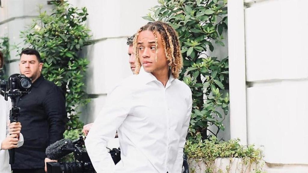 Xavi Simons, jugador del PSG, en una sesión de fotos en la calle