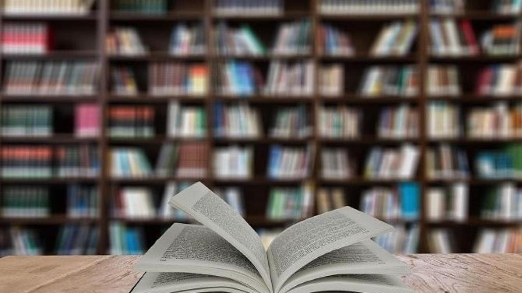 Una librería con un libro abierto sobre la mesa. Lectura / PIXABAY