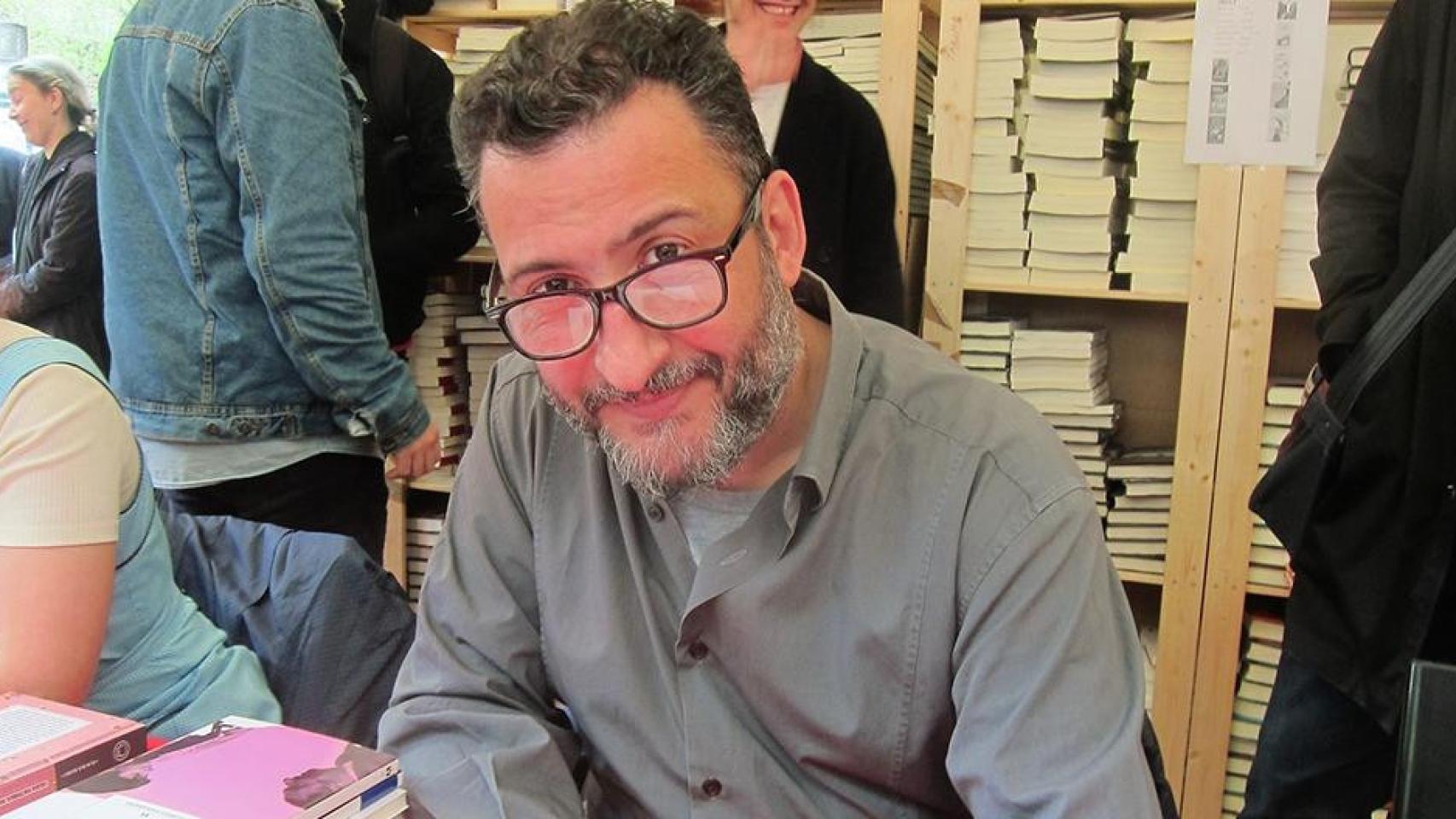 Toni Soler firma libros en Sant Jordi / EP