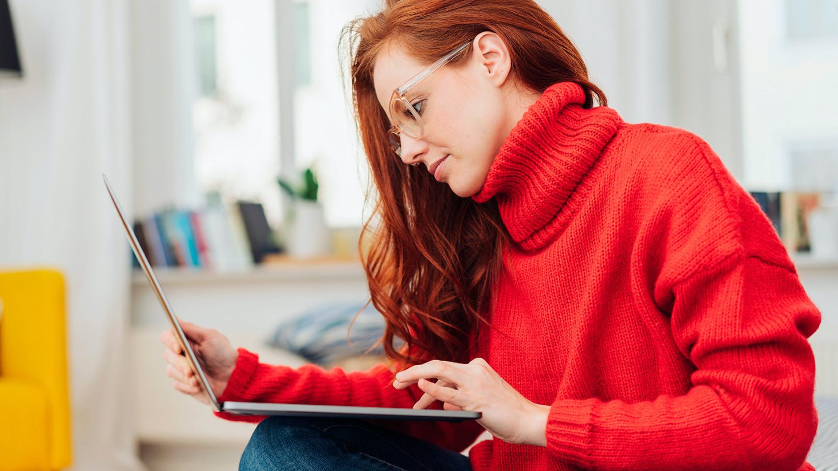 Una mujer consulta ofertas de empleo en su ordenador. El portal LinkedIn es una de las opciones más recomendadas / BANCO SANTANDER