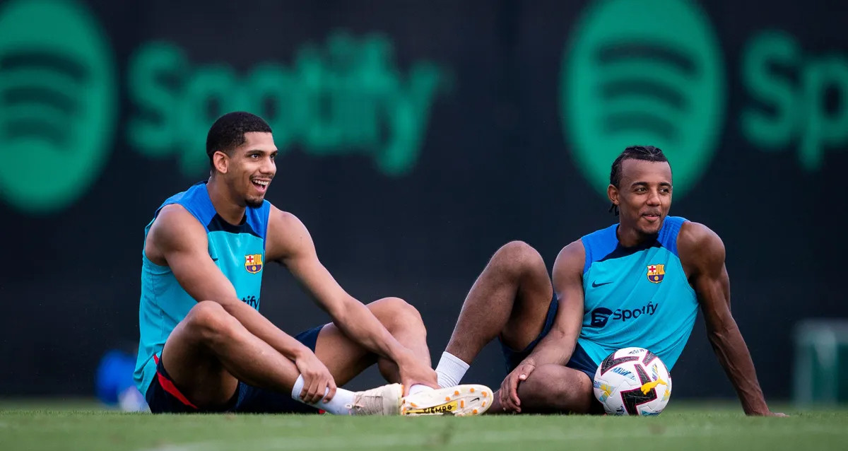 Araujo y Koundé, descansando, en uno de los entrenamientos del Barça / FCB