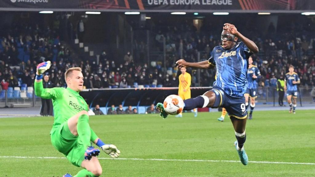 Ter Stegen, a punto de cometer el penalti contra Oshimen / EFE