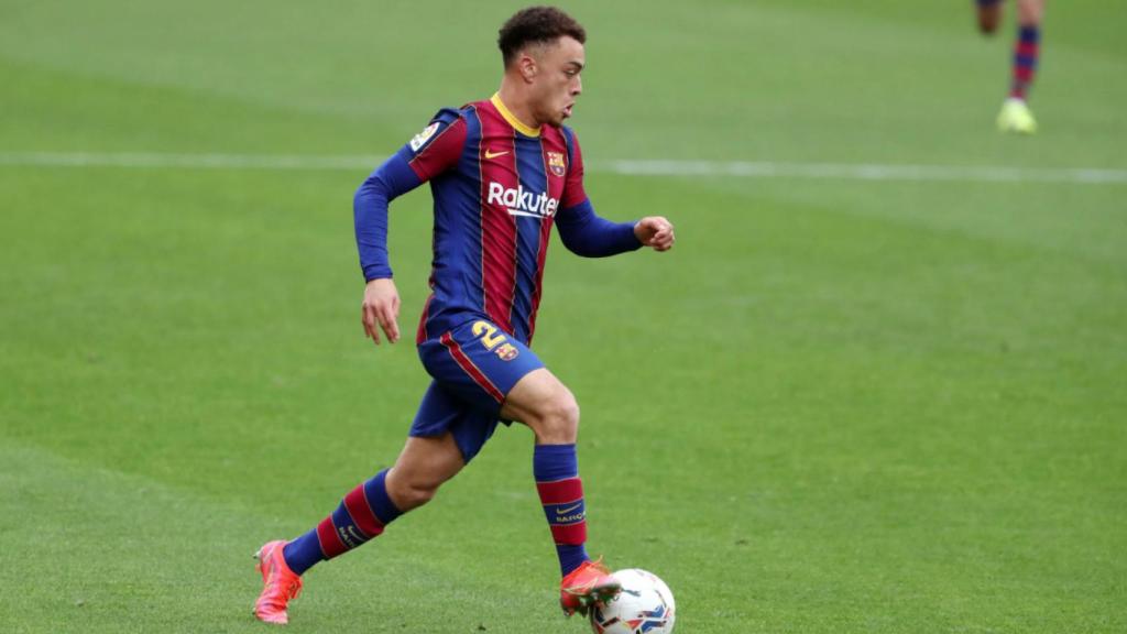 Sergiño Dest en una acción contra el Sevilla