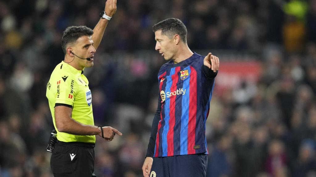 Robert Lewandowski habla con Gil Manzano durante el Barça Real Sociedad / EFE