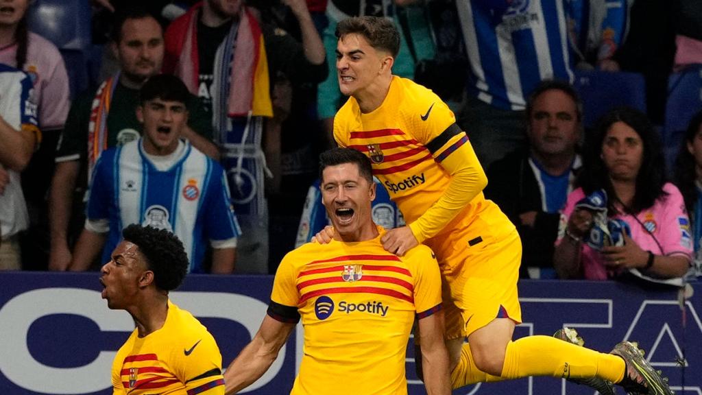 Gavi festeja con entusiasmo el gol de Lewandowski