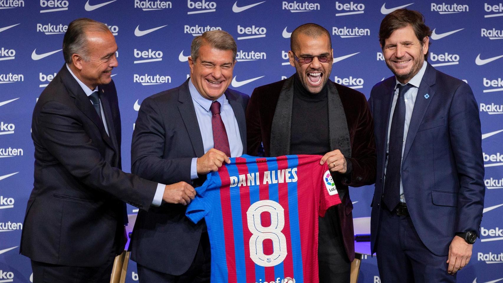 Rafa Yuste, Joan Laporta, Dani Alves y Mateu Alemany, en la presentación oficial del defensa brasileño