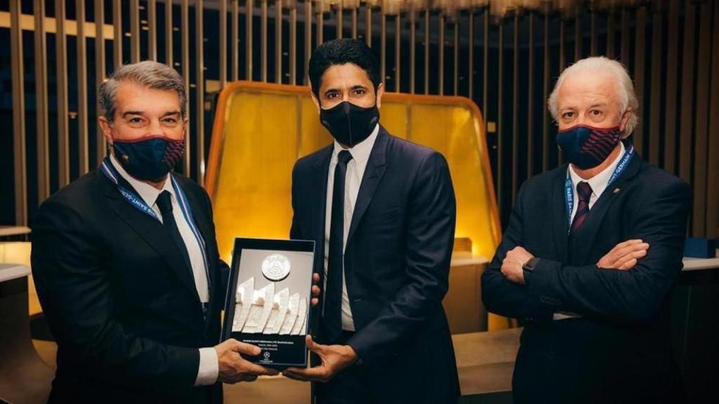 Joan Laporta con el dueño del PSG, Nasser Al-Khelaifi, junto a Carlos Tusquets
