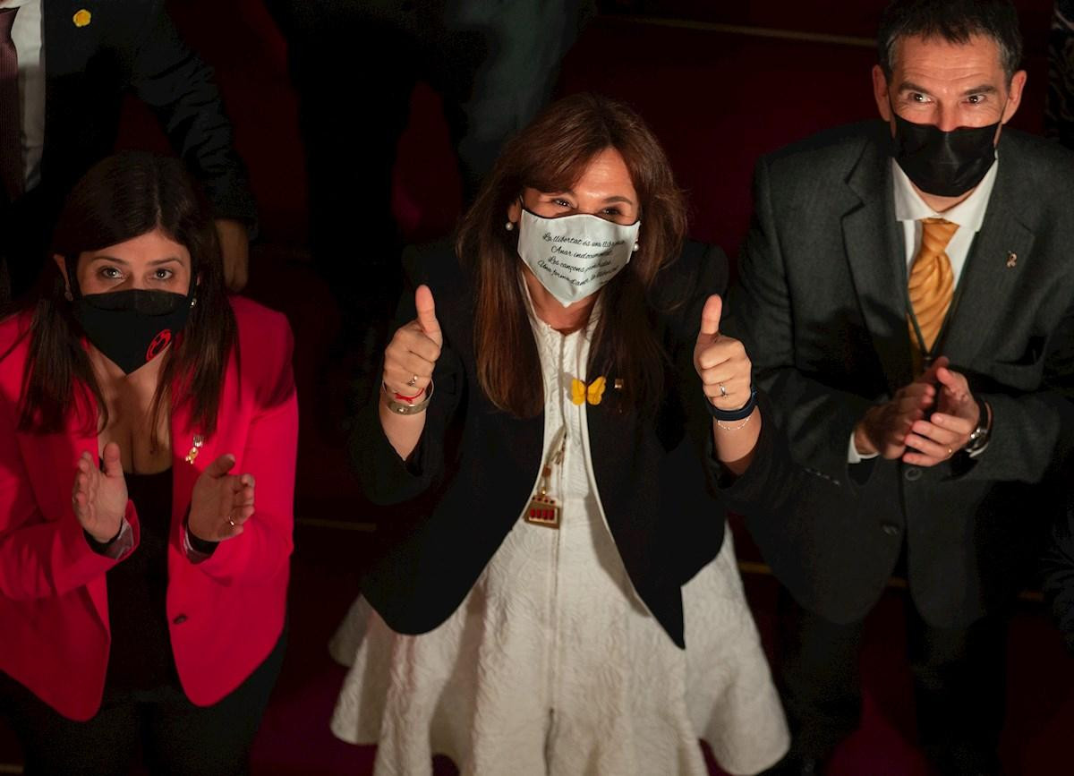 La nueva presidenta del Parlament, Laura Borràs, junto a sus compañeros de partido Gemma Geis y Jaume Alonso-Cuevillas / EFE
