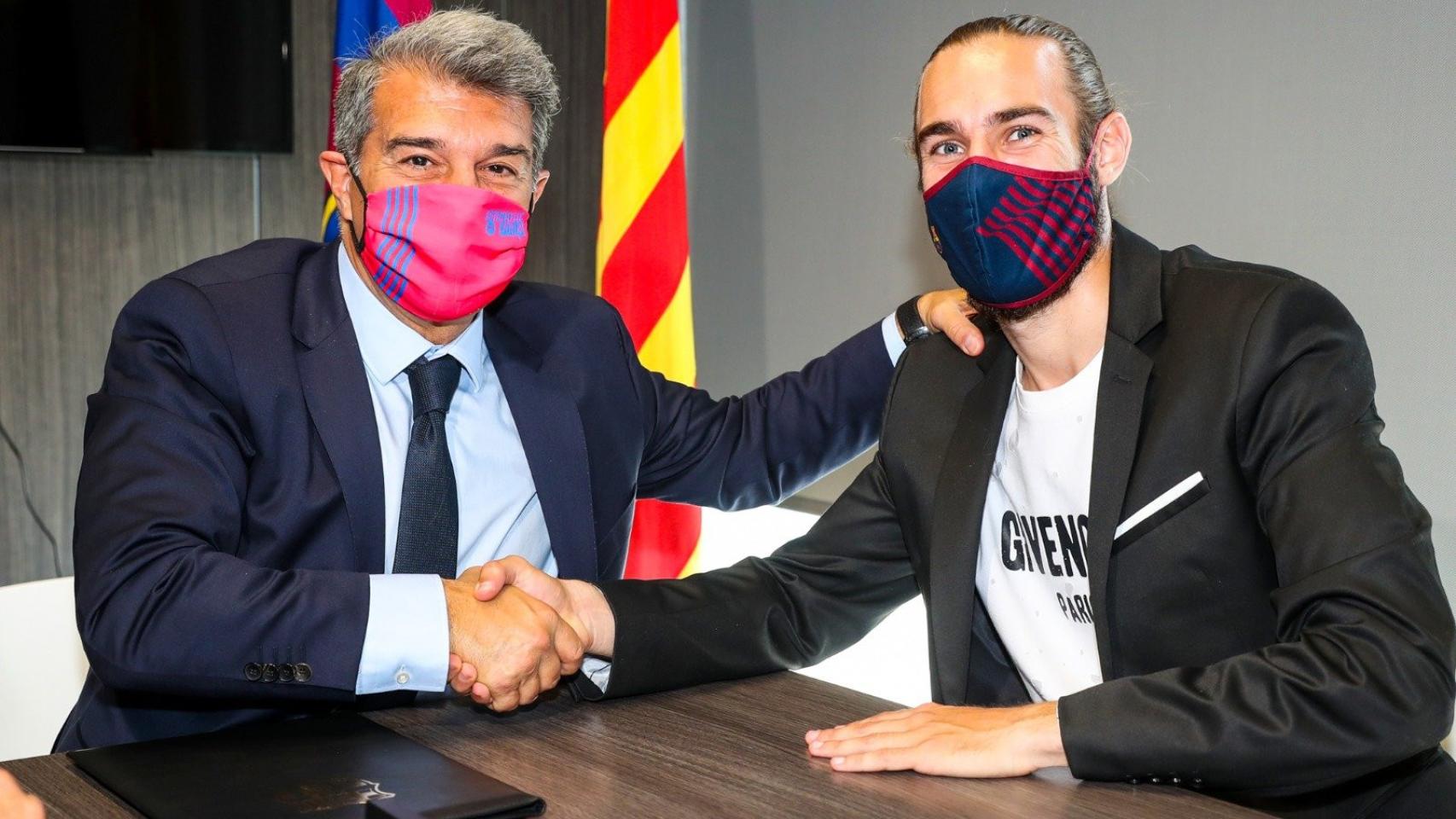 Joan Laporta con Óscar Mingueza, durante la renovación contractual del canterano, antes de marcharse con un porcentaje de futura venta / FCB