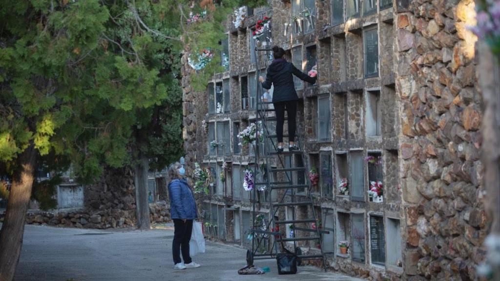 Familias en el Cementerio de Montjuïc, Cementiris de Barcelona