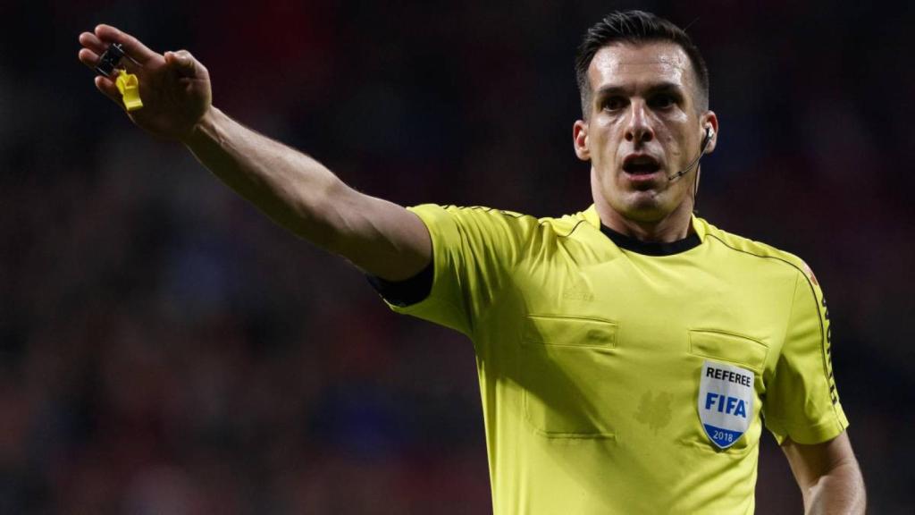 Estrada Fernández, arbitrando un partido internacional / REDES