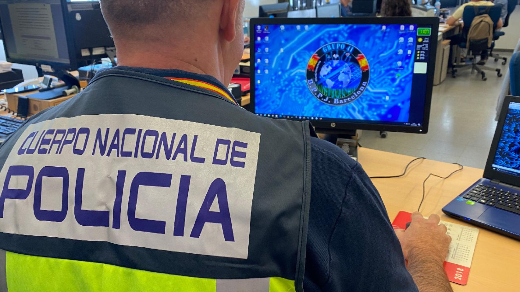 Un agente de la Unidad de Delitos Tecnológicos de la Policía Nacional en Barcelona