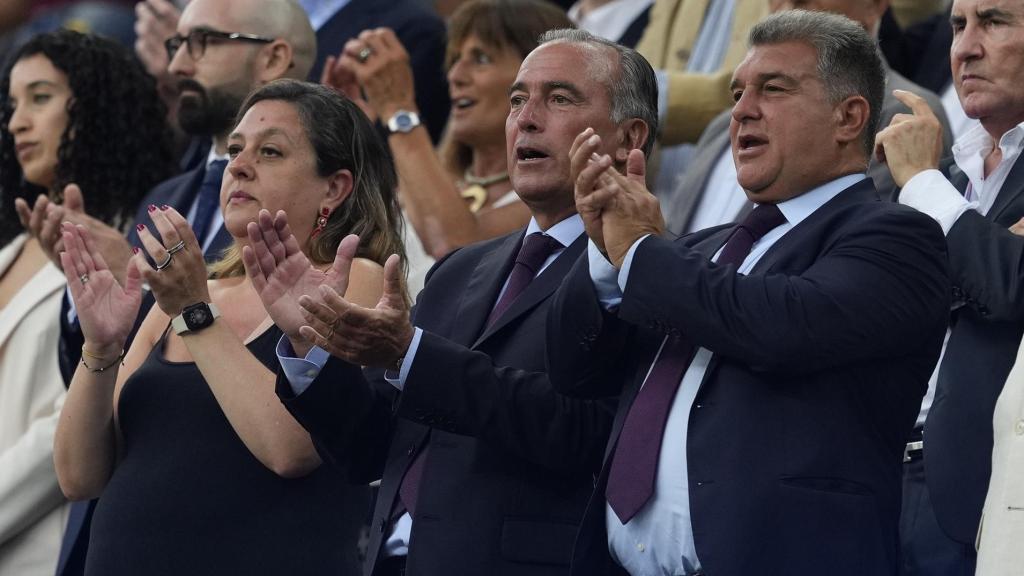 Joan Laporta, en el palco del Camp Nou antes del Gamper / EFE