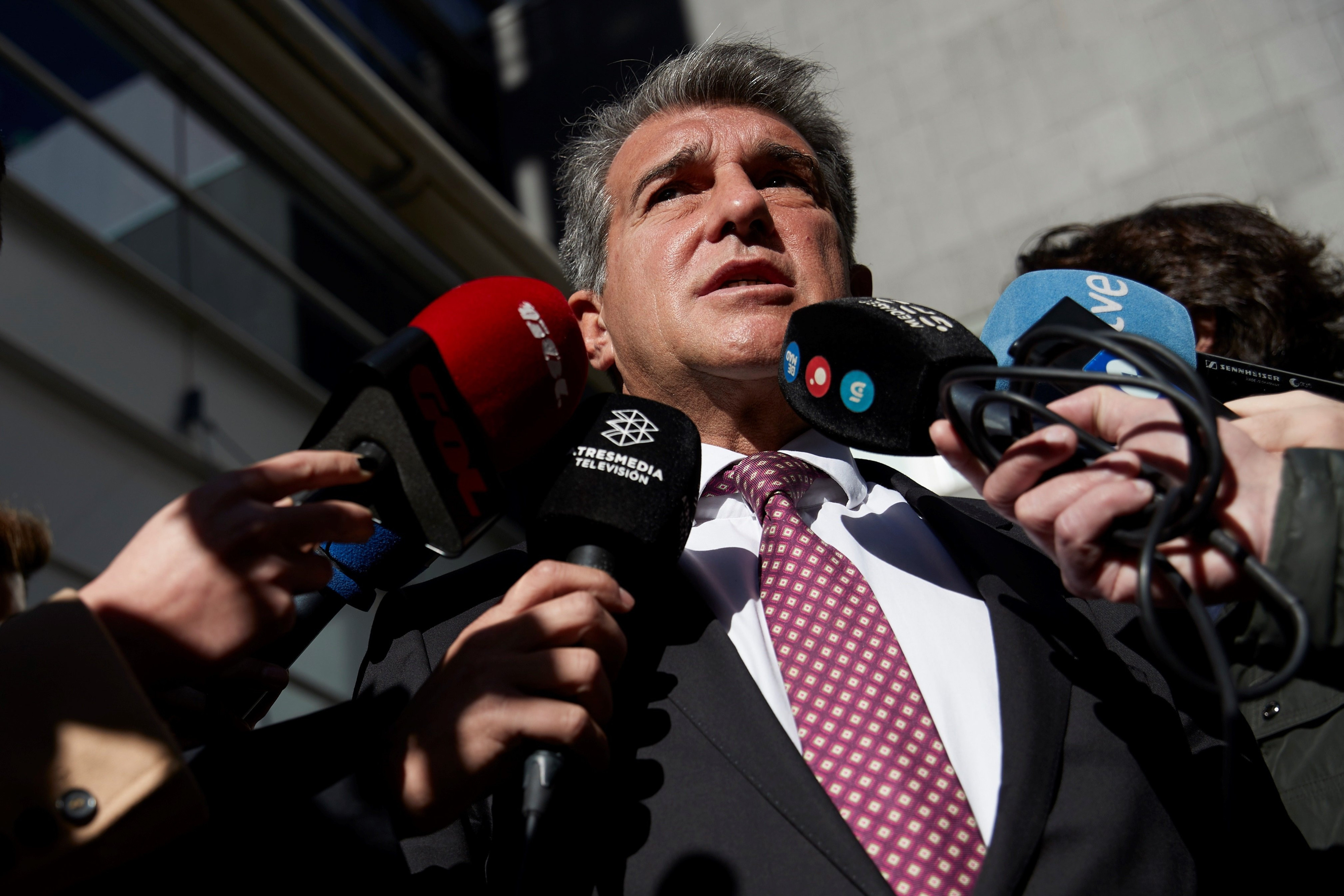 Joan Laporta en la puerta del Camp Nou / EFE