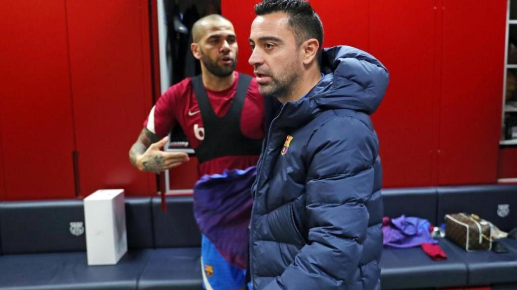 Xavi y Alves, juntos en el vestuario