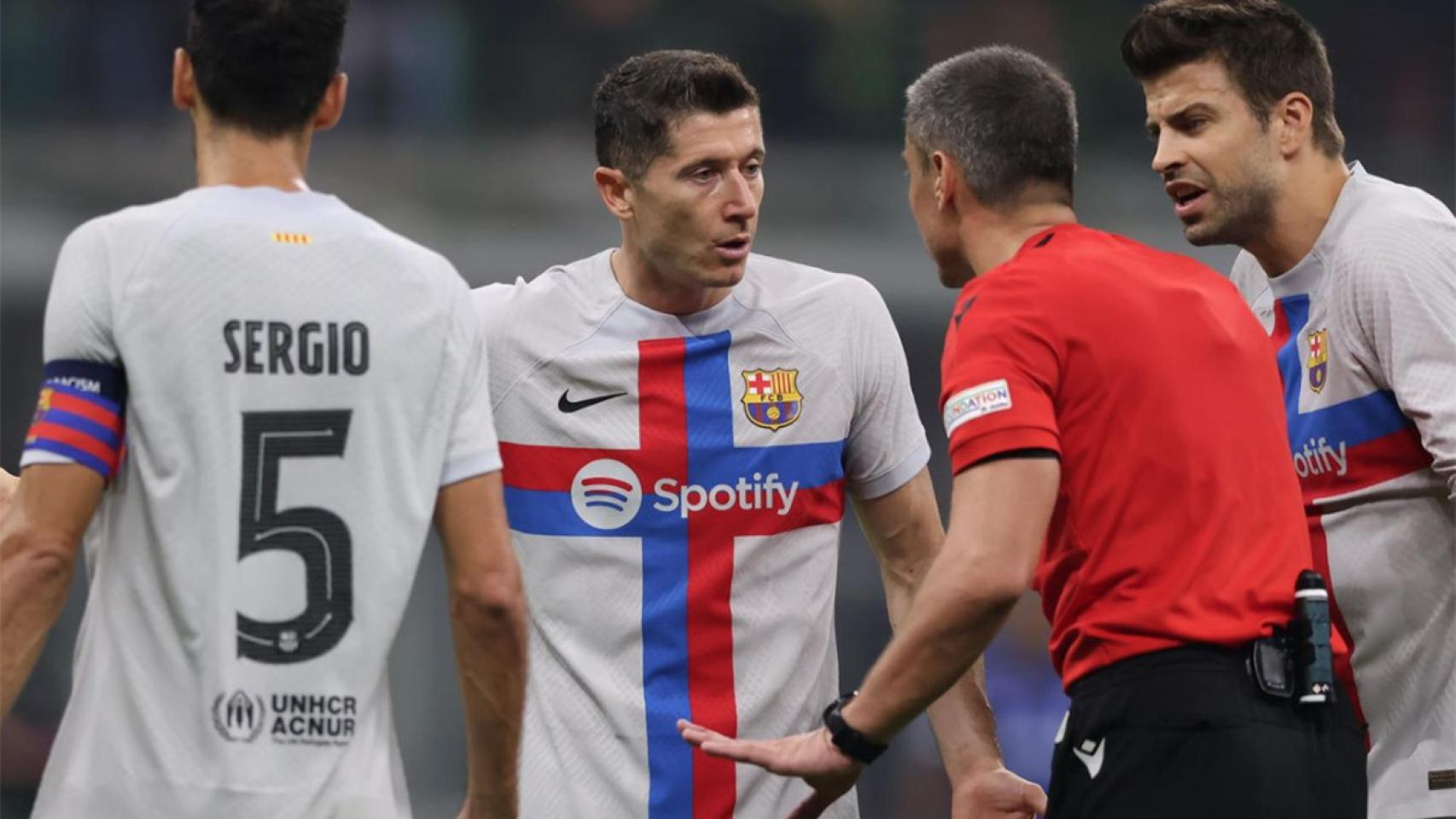 Robert Lewandowski, protestando al árbitro Slavko Vincic / REDES