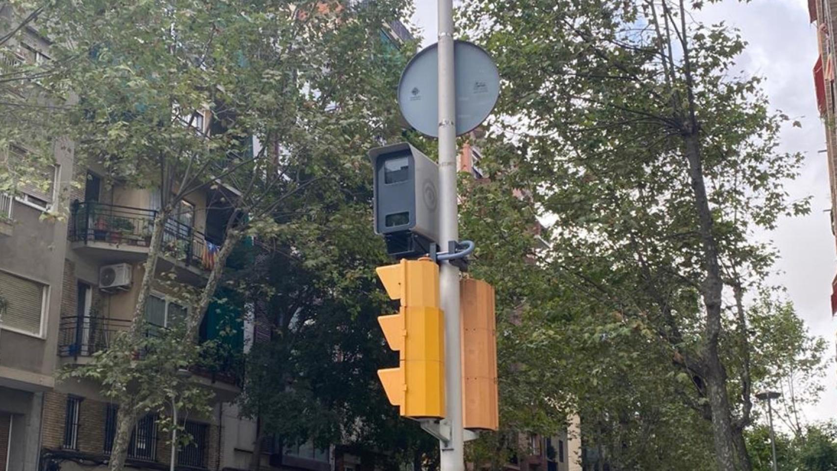 Uno de los 17 nuevos radares de tráfico instalados en la ciudad de Barcelona / EUROPA PRESS