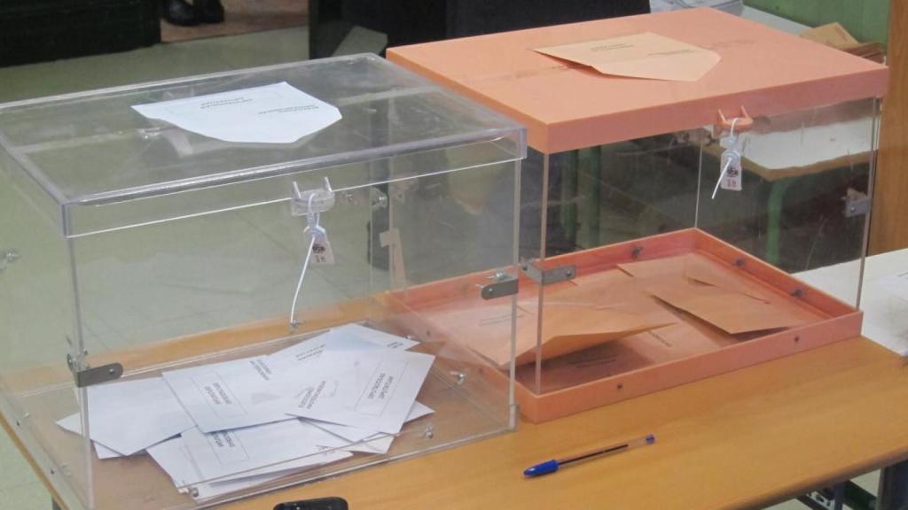 Urnas en una mesa electoral en una imagen de archivo