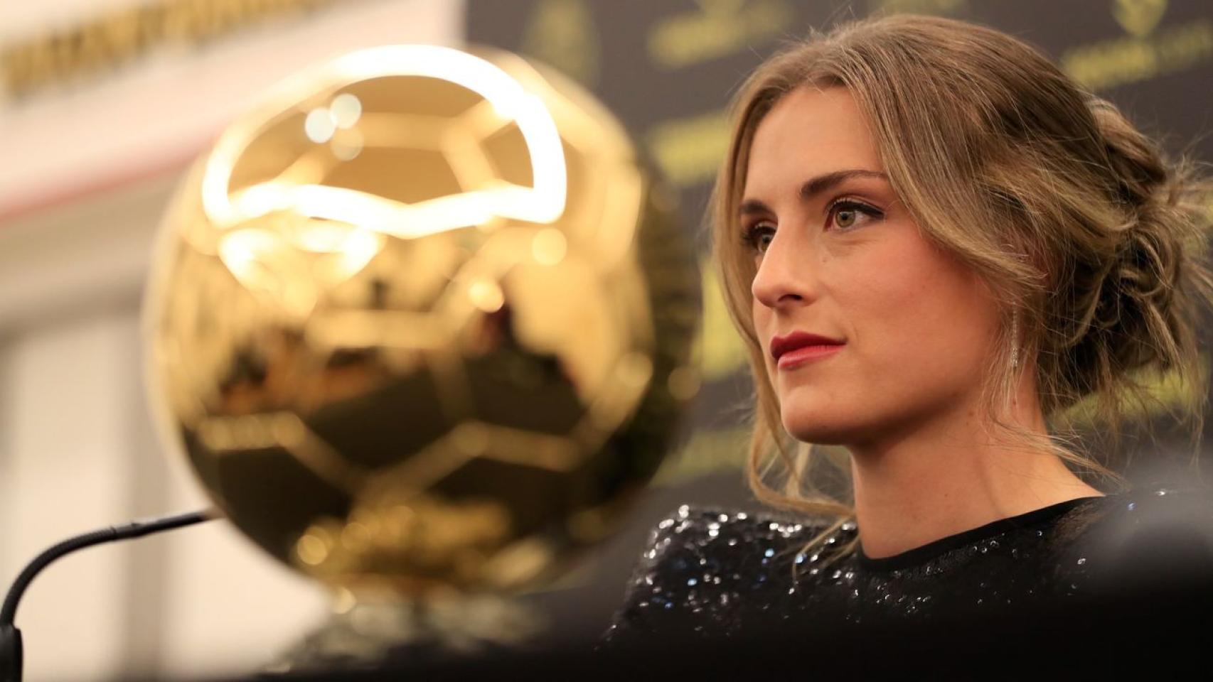 Alexia Putellas, junto al Balón de Oro durante la gala