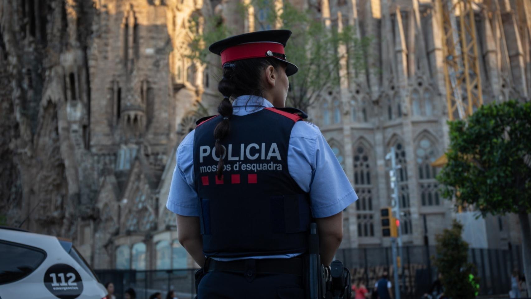 Una agente del cuerpo de Mossos d'Esquadra / DAVID ZORRAKINO - EUROPA PRESS