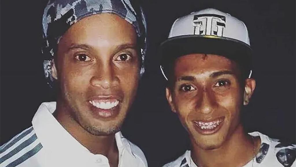 Raphinha y Ronaldinho, juntos en una foto de 2014