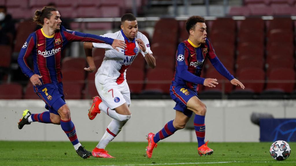 Kylian Mbappé con Greizmann y Dest luchando un balón / EFE