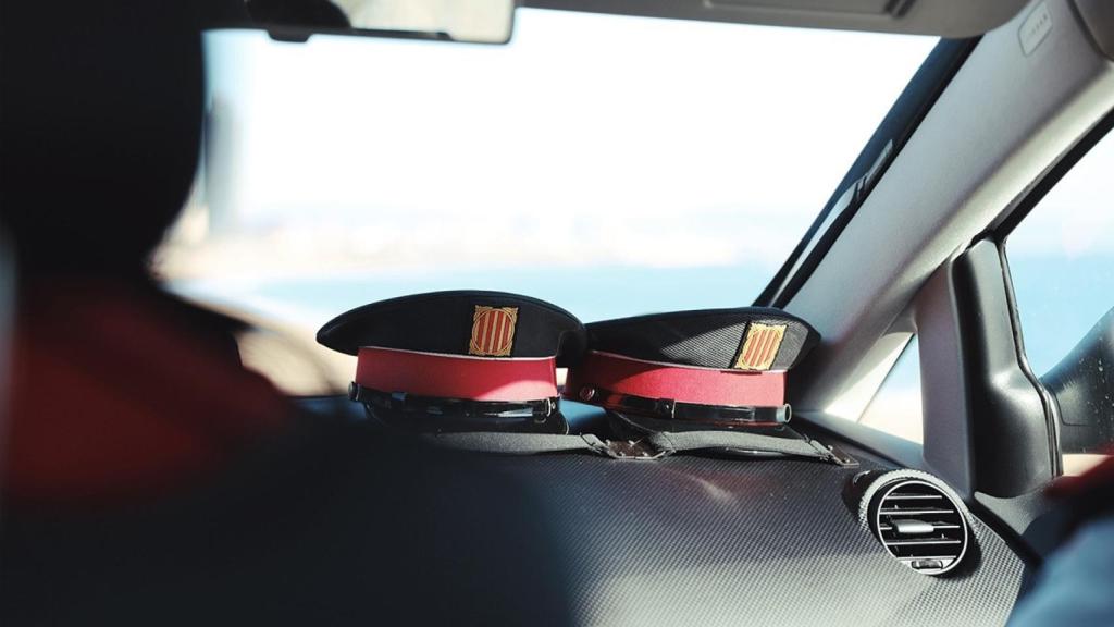 Dos gorras en un vehículo de Mossos d'Esquadra / MOSSOS D'ESQUADRA - Archivo