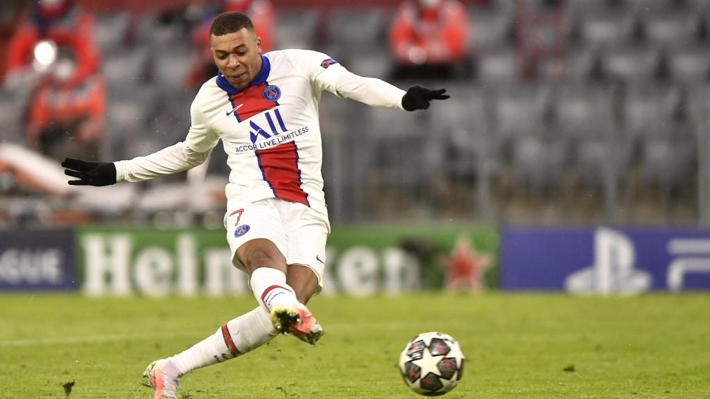 Kylian Mbappé lanza un penalti con el PSG