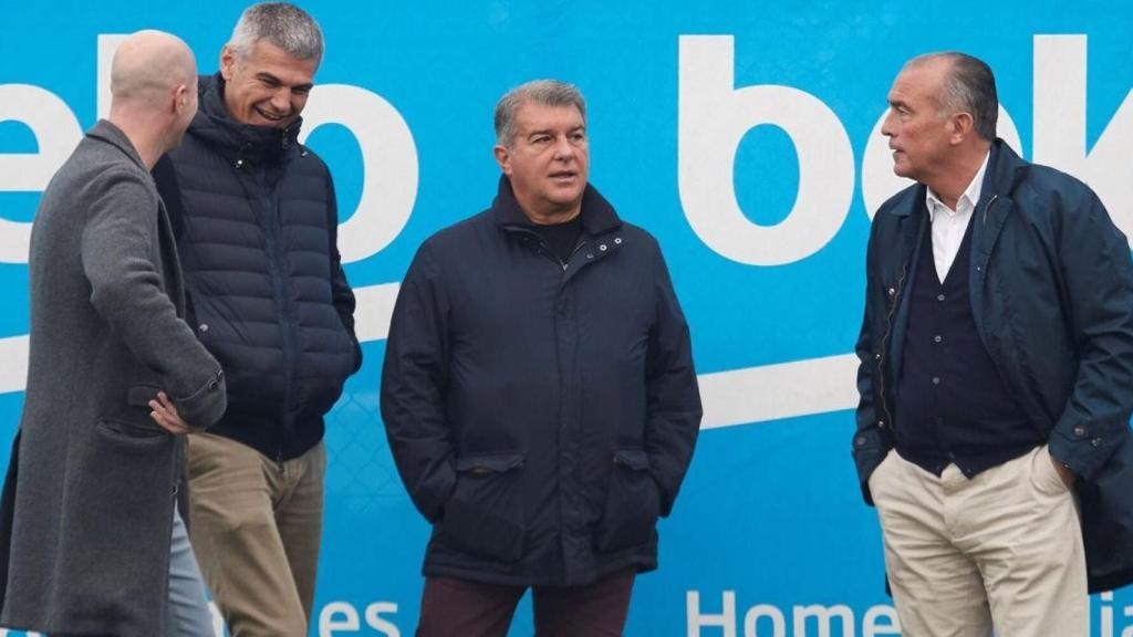 Jordi Cruyff, Enric Masip, Joan Laporta y Rafa Yuste, presenciando un entrenamiento del Barça