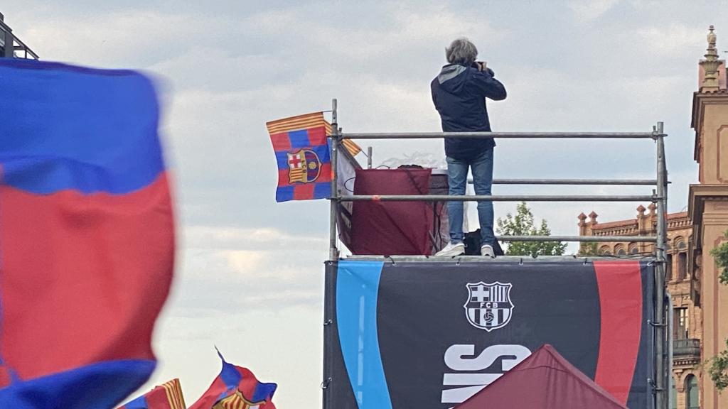 Un trabajador de Barça TV, fotografiando a los aficionados del Barça en Arc de Triomf / CULEMANÍA