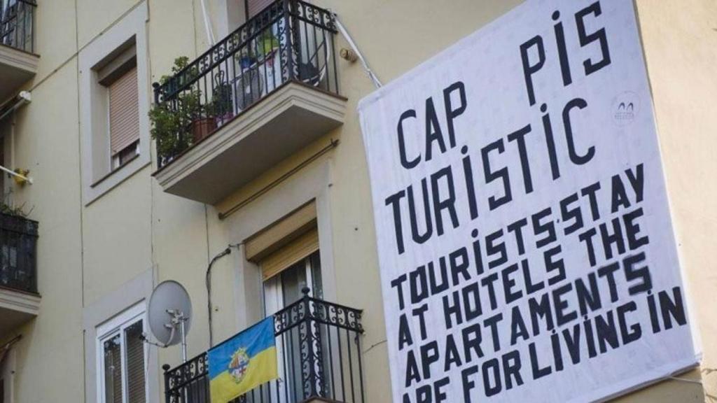 Cartel contra los pisos turísticos en Barcelona / TWITTER