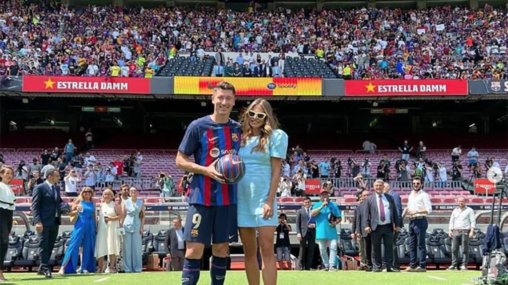 Anna Lewandowska, junto al nuevo delantero del FC Barcelona en el Camp Nou / INSTAGRAM