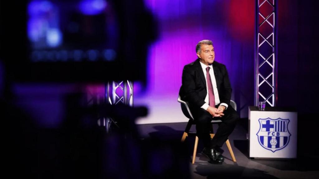 Joan Laporta, solo, en un plató de Barça Studios / FCB