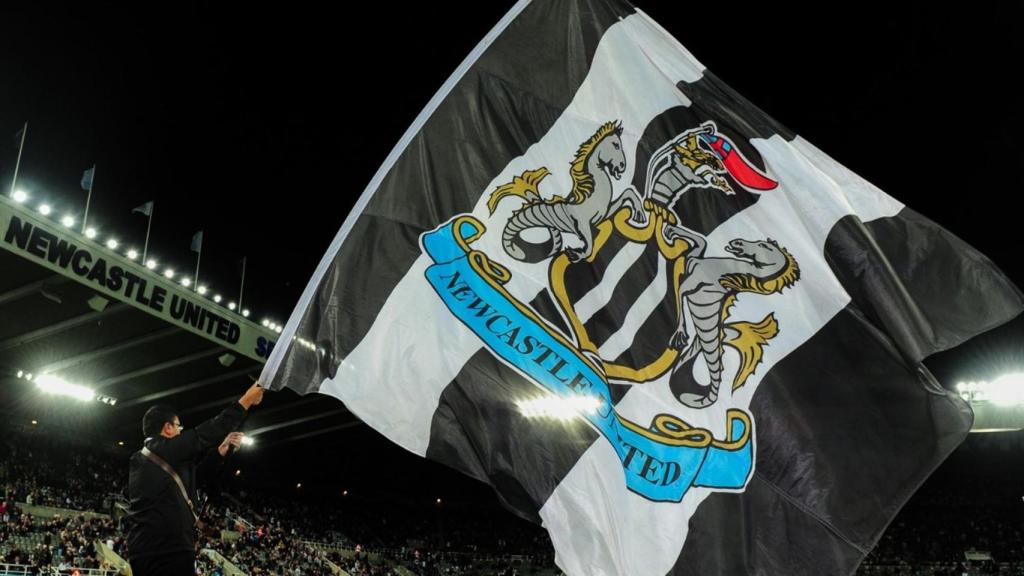 Fan del Newcastle ondea la bandera de su club