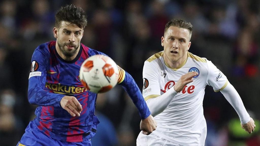 Piqué, disputando el balón, contra un futbolista del Nápoles en la Europa League / EFE
